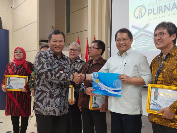 Taspen Serahkan Jaminan Hari Tua Rudiantara