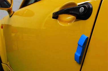 Pasang Aksesoris Door Guard Cegah Lecet Pintu Mobil