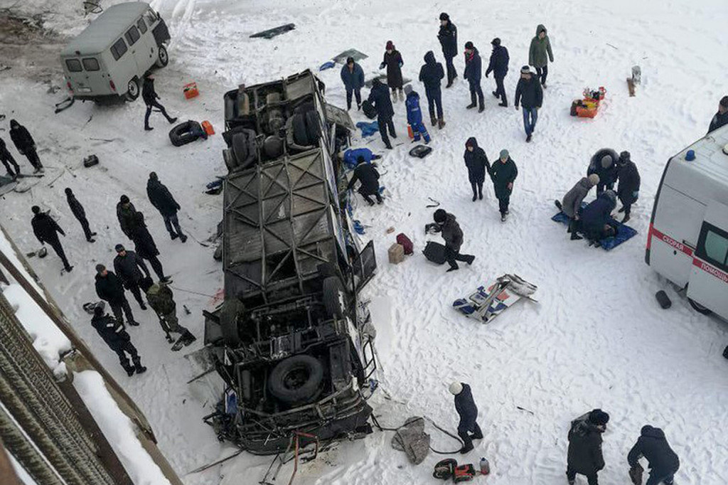 Bus Terjun ke Sungai Beku di Siberia, 19 Orang Tewas