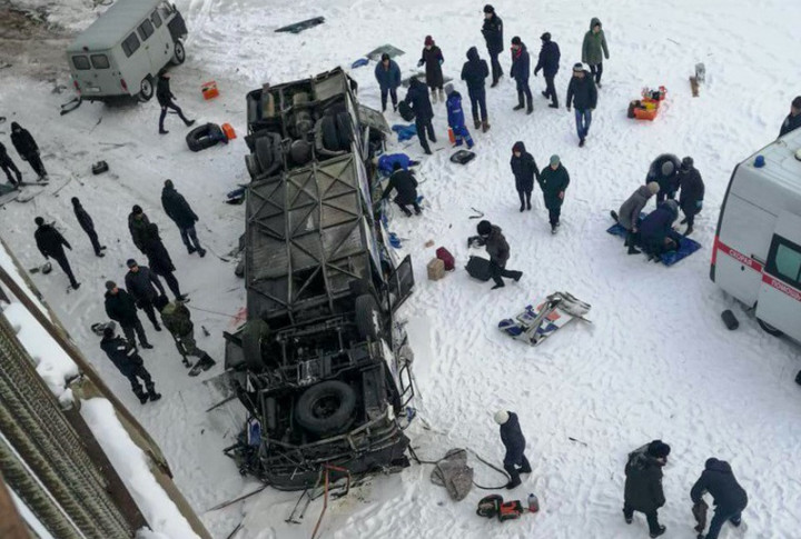 Bus Terjun ke Sungai Beku di Siberia, 19 Tewas