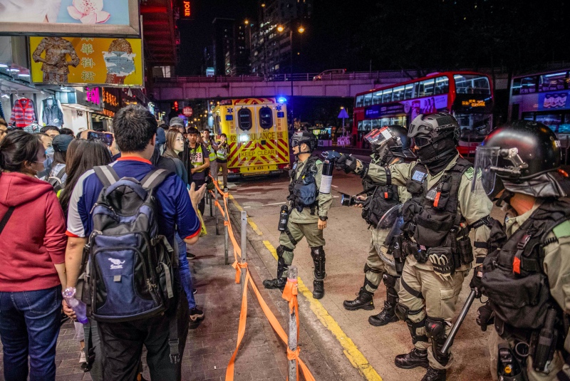 Polisi Hong Kong melarang para demonstrans untuk melakukan aksi protes. Foto: AFP