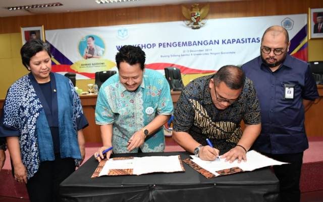 Direktur Eksekutif Yayasan Sukma Ahmad Baedowi dan Rektor UNG Eduart Wolok melakukan penandatanganan MoU yang digelar di Gedung Rektorat UNG, Kota Gorontalo.