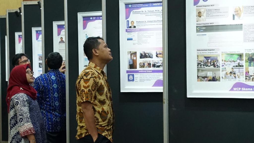 Pameran poster penelitian penerima World Class Professor 2019. Foto: Medcom.id/Glory Natha