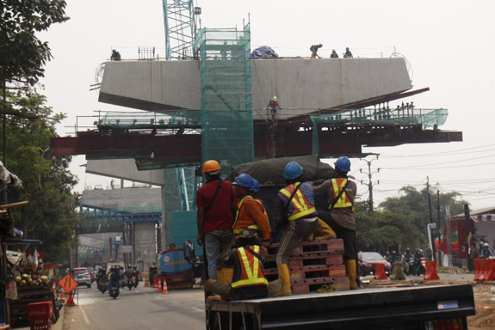 Crane Proyek Tol BORR Seksi IIIA Patah