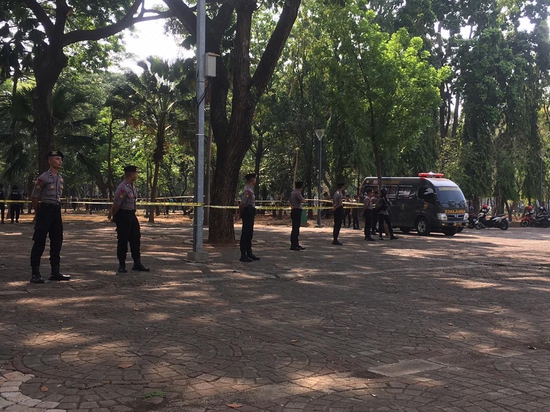 Sejumlah personel polisi menjaga lokasi ledakan di sisi utara Monumen Nasional, Jakarta Pusat, Selasa, 3 Desember 2019. Medcom.id/Ilham Pratama Putra.