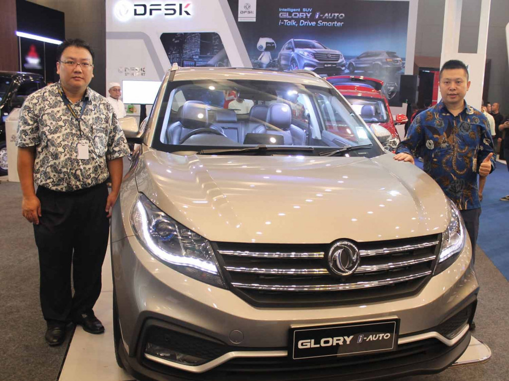 Alex Pan (sebelah kanan) berpose bersama Glory i-Auto. DFSK
