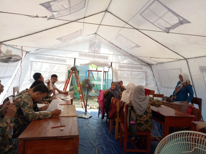 Puluhan Siswa Sekolah Khusus Ujian di Tenda