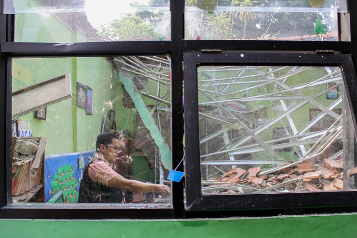 Atap Aula Kantor Kecamatan Jenggawah Ambruk