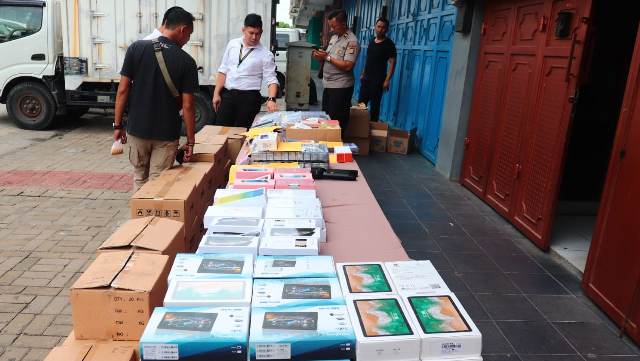 Pabrik Ponsel Ilegal Terindikasi Mengeksploitasi Anak