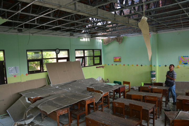 Plafon Kelas di SD Runtuh, 36 Siswa Tertimpa