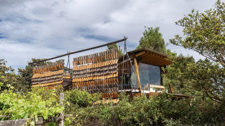 House of Flying Tiles, Rumah Abstrak dengan Gantungan Ubin