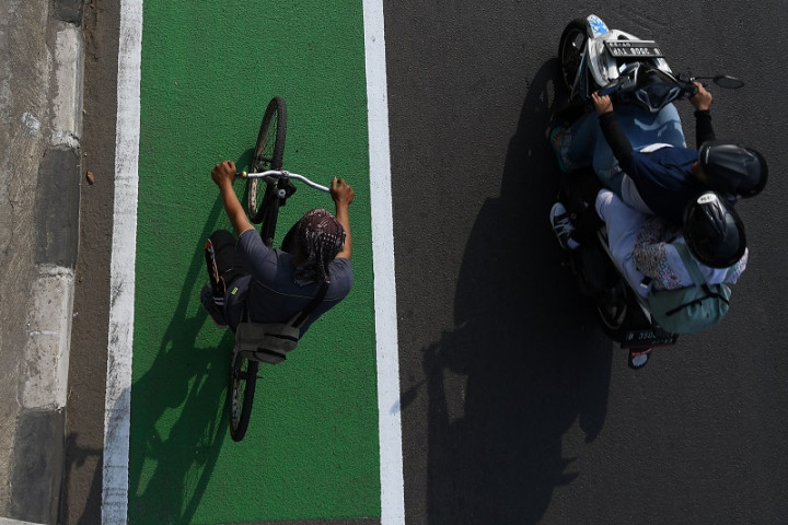 Anies Ingin Tilang Elektronik Memelototi Jalur Sepeda