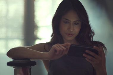 Aksi Pevita Pearce Angkat Senjata dalam Video Garapan Timo Tjahjanto