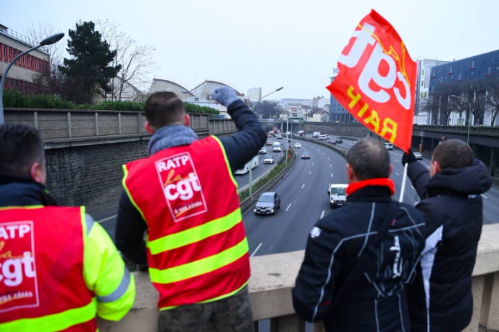 Mogok Nasional Prancis Kacaukan Penerbangan di Bandara Inggris