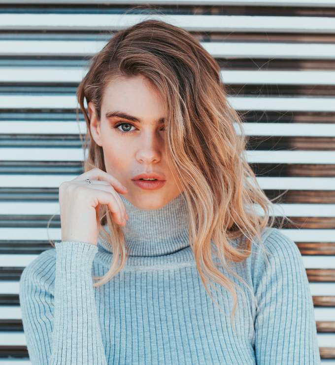Turtleneck adalah salah satu item fesyen terfavorit dikala musim hujan dan cuaca dingin. (Foto: Unsplash.com)