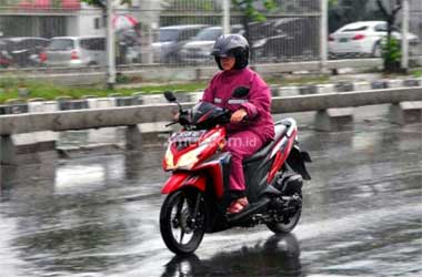 Cara Memperlakukan Motor Matic di Musim Hujan