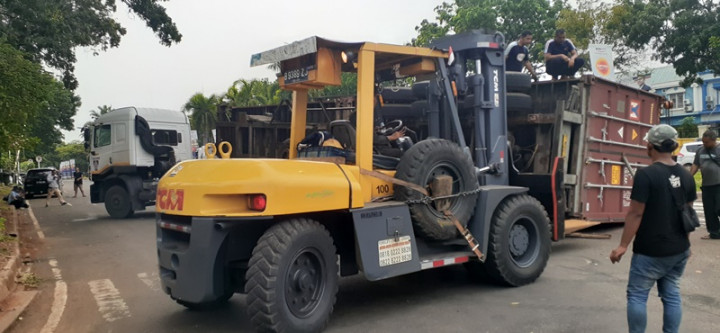 Kontainer Terguling di BSD