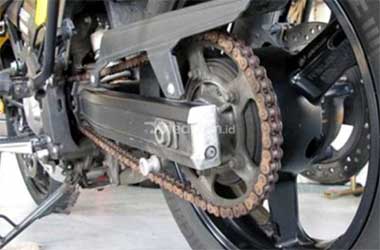 Tips Merawat Rantai Motor di Musim Hujan
