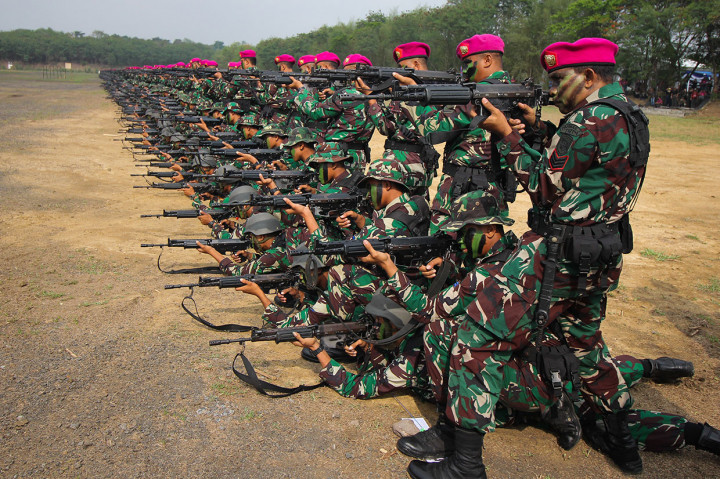 Ribuan Marinir Pecahkan Rekor Muri Menembak Bersama