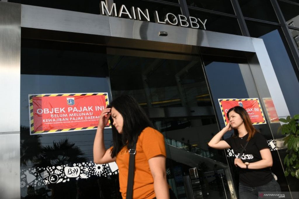 Ilustrasi--Pengunjung melintas di depan stiker 'Objek Pajak' di Mall Baywalk, Pluit, Jakarta Utara. (Foto: ANTARA/M Risyal Hidayat)