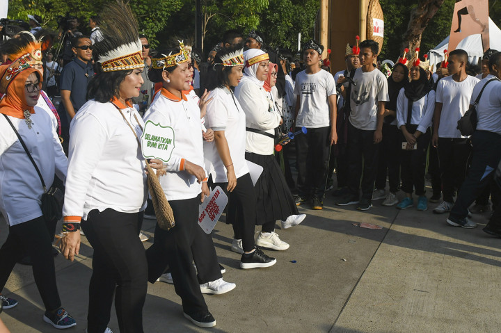 Rayakan Hari Ibu, Iriana Jalan Sehat Bersama Masyarakat