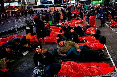 Dukung Tunawisma, Ribuan Orang Tidur di Area Terbuka