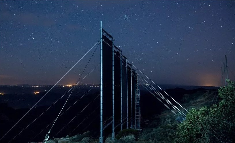 Jaring CloudFisher, mampu menghasilkan air bersih untuk kebutuhan dan konsumsi. (Foto: Dok. Designboom.com)