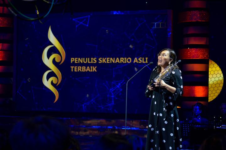 Gina S. Noer Sabet 2 Piala Penulis Skenario Terbaik FFI 2019