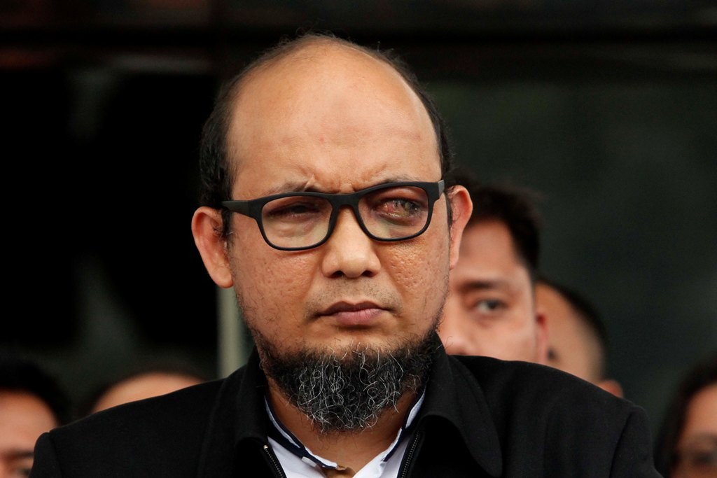 Penyidik senior KPK Novel Baswedan menyampaikan keterangan pers ketika tiba di Gedung KPK, Jakarta. Foto: MI/Rommy Pujianto