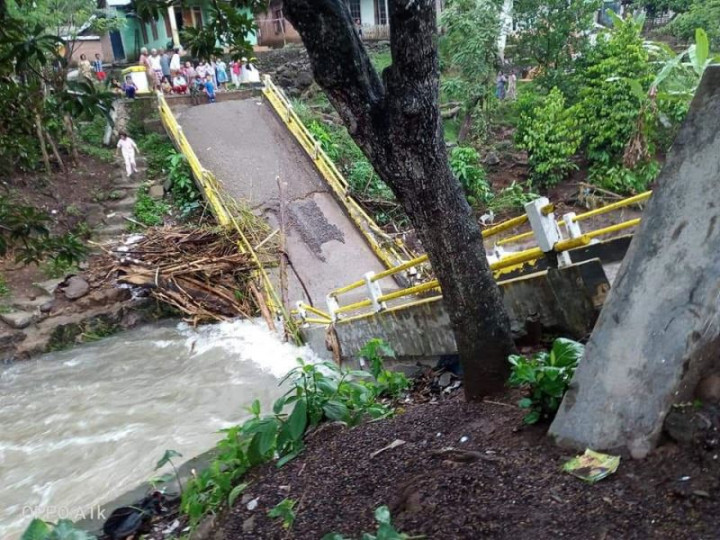 Jembatan Penghubung di Empat Lawang Ambruk Akibat Banjir