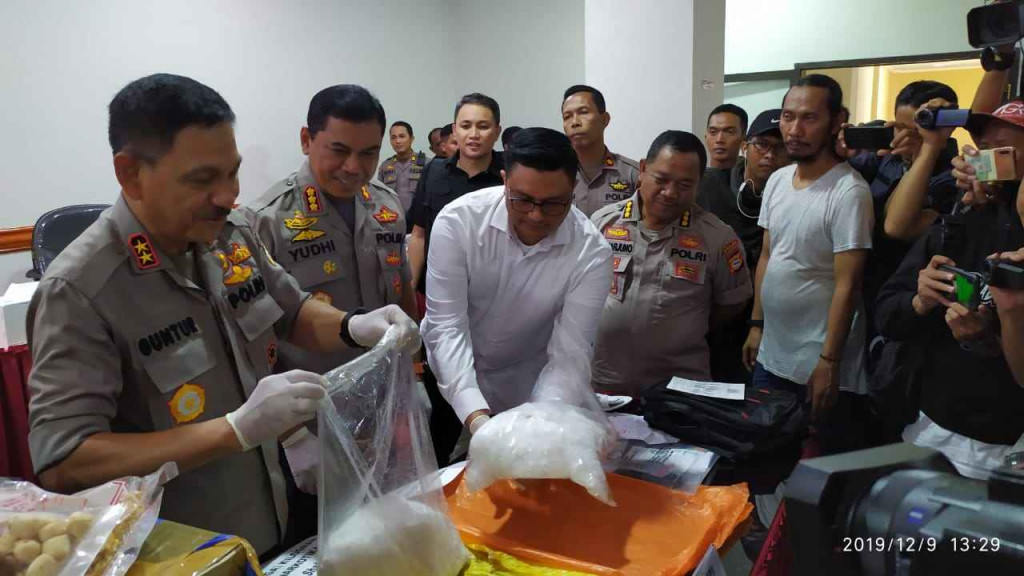 Kapolda Sulsel, Irjen Pol Mas Guntur Laupe, saat merilis kasusnya, di Makassar, Sulawesi Selatan, Senin 9 Desember 2019.