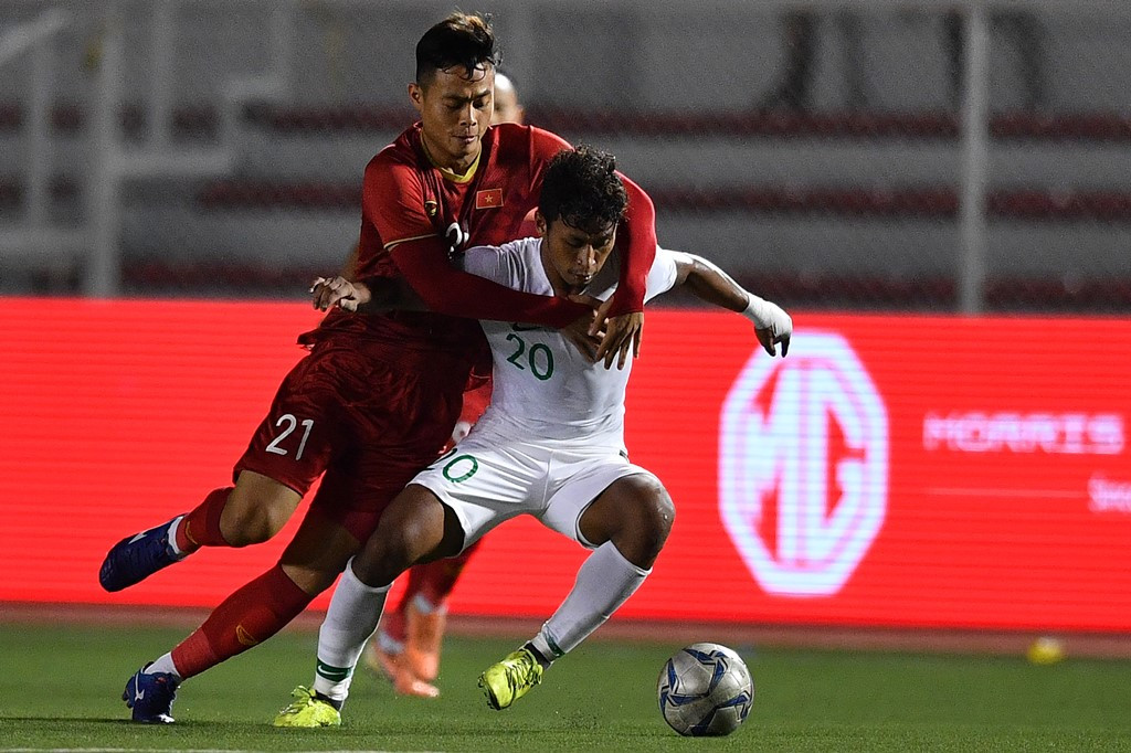 Pemain Timnas U-22 Indonesia Osvaldo Haay (kanan) mempertahankan bola yang coba direbut pemain Timnas Vietnam Nguyen Duc Chien. (ANTARA FOTO/Sigid Kurniawan)