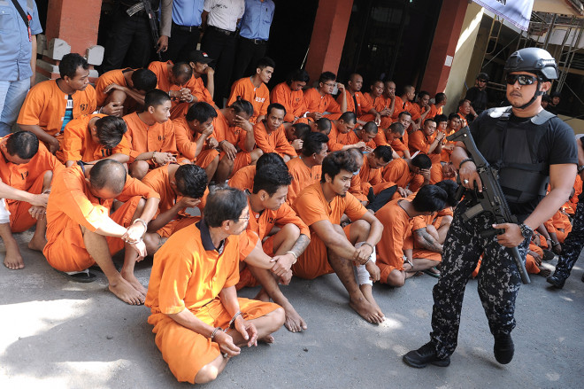 Petugas menunjukkan tersangka serta barang bukti saat rilis hasil Operasi Pekat Agung II-2019 di Mapolda Bali, Denpasar, Bali. 