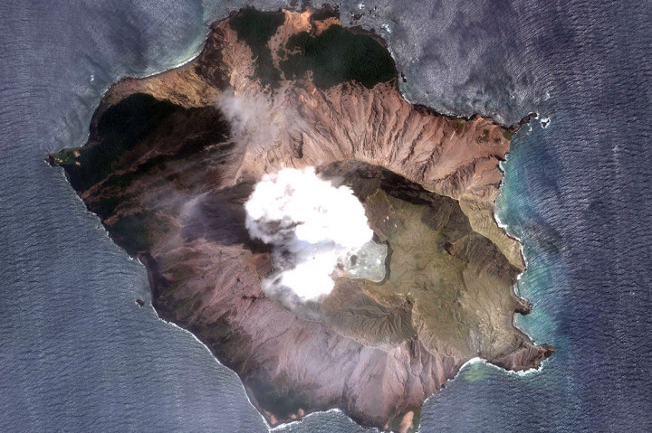 Potret Gunung Berapi White Island Dilihat dari Satelit