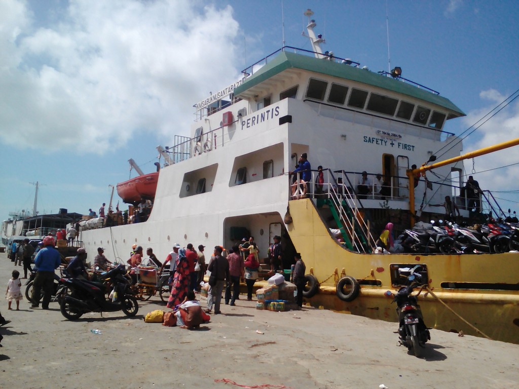 Penumpang KM Sabuk Nusantara 27 saat keluar kapal – Medcom.id/ Rahmatullah (Rahmatullah)