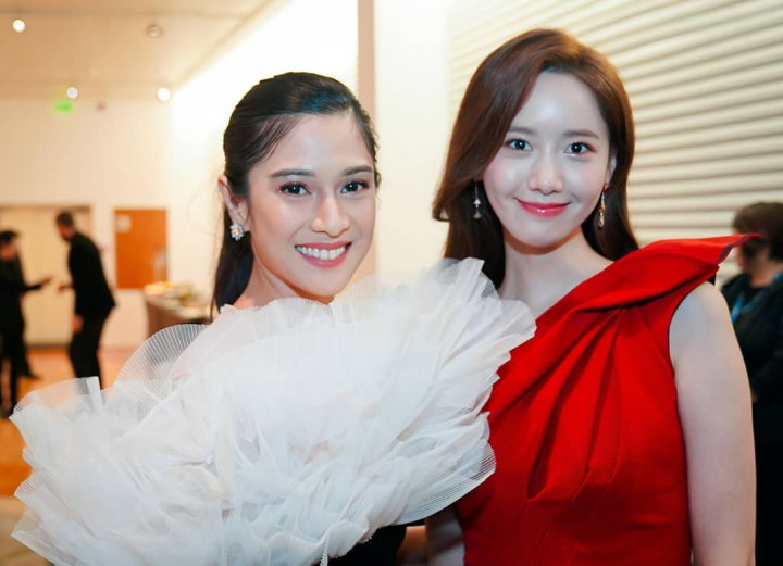 Unggah Foto Bareng Yoona, Dian Sastro Tuai Pujian