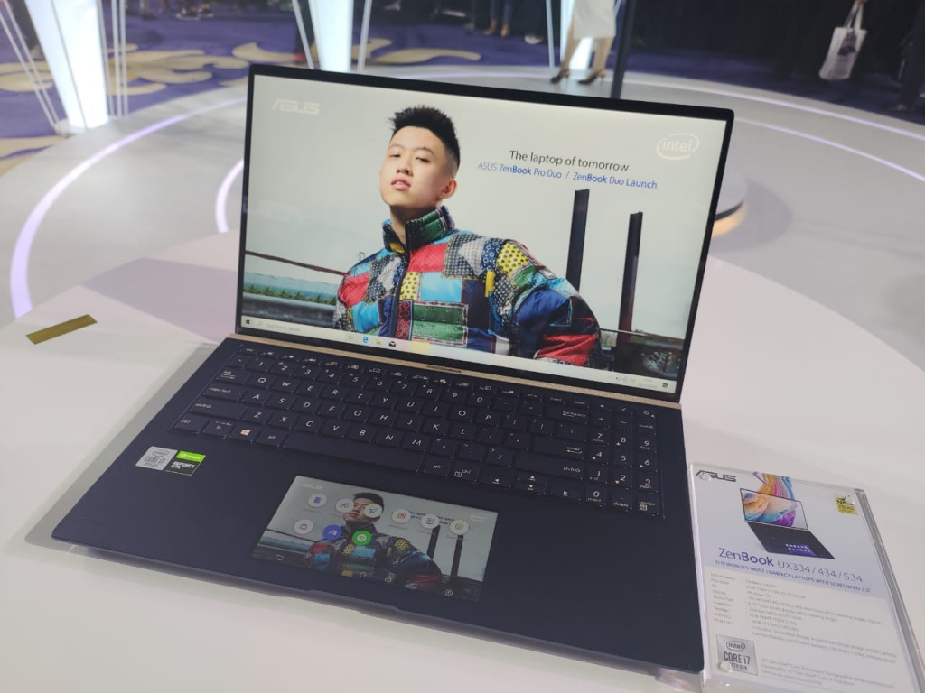 ASUS ZenBook terbaru dnegan ScreenPad 2.0.