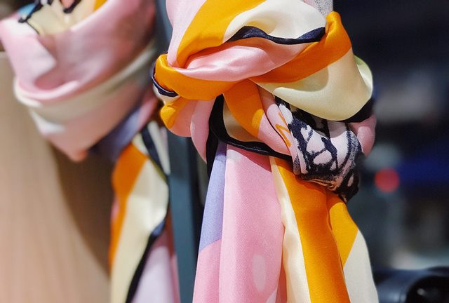 Pilih Scarf Berbahan Voal yang Nyaman