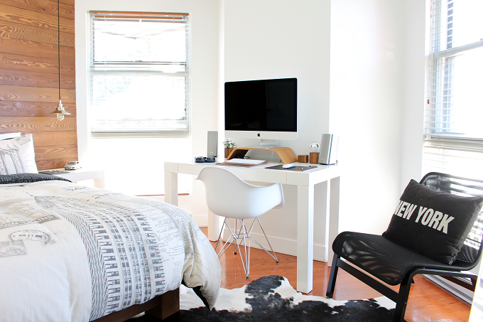 Studi menemukan, pengaturan furnitur memengaruhi tidur seseorang. Jadi jangan ragu untuk mengorganisasi lagi unit di dalam kamar tidur kamu ya. (Foto: Unsplash.com)