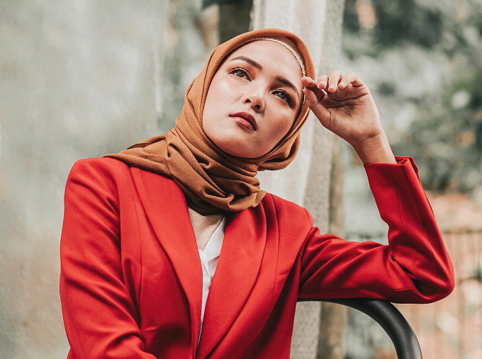Scarf sangat berguna saat cuaca dingin atau hujan. Bahan apakah yang baik untuk scarf? Berikut ini informasinya. (Foto: Ilustrasi. Dok. Pexels.com)