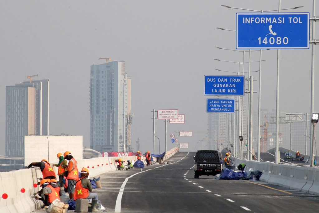 Pekerja tengah mengerjakan proyek pembangunan jalan tol layang Jakarta-Cikampek di kawasan Cikarang Utama. Foto: MI/BARY FATHAHILAH.