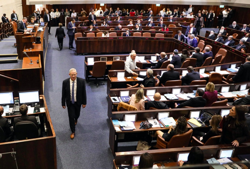 Pemimpin oposisi Benny Gantz (berjalan di dengan koridor Partai Knesse. Foto:AFP
