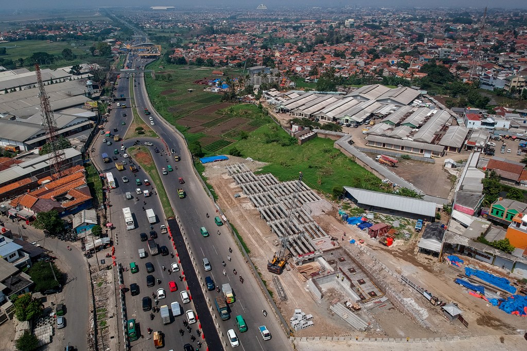 Foto udara pembangunan jalan layang Tol Cisumdawu di pintu keluar Jalan Tol Cileunyi, Kabupaten Bandung, Jawa Barat. (Foto: ANTARA/Raisan Al Farisi)