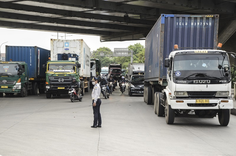 Ilustrasi- Petugas Dinas Perhubungan (Dishub) mengatur lalu lintas di sekitar Jalan Raya Cilincing, Jakarta Utara, Selasa (10/12/2019). ANT/Fakhri Hermansyah.
