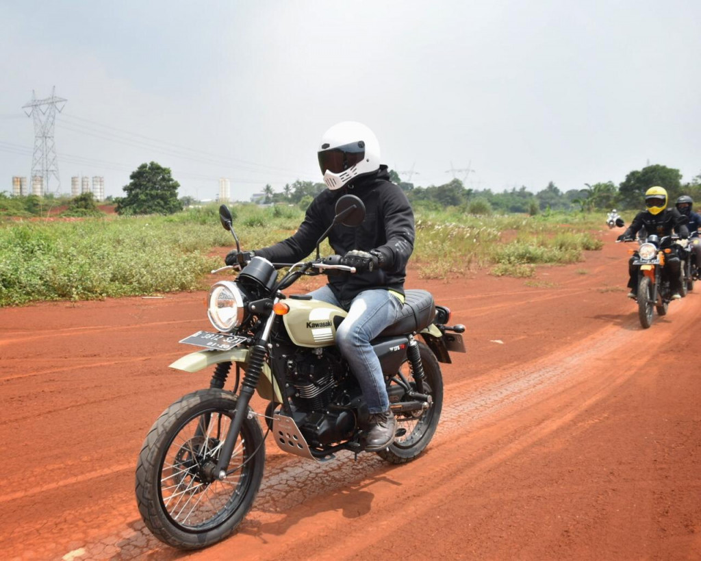Kawasaki W175 TR menjelajah di jalanan non aspal. Kawasaki