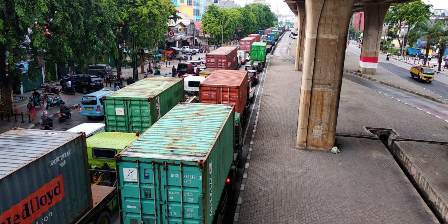 Truk angkutan barang melintas di kawasan Jakarta Utara. Foto: Yurike Budiman/Medcom.id