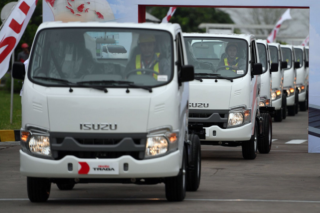 Jokowi Lepas Ekspor Perdana Isuzu Traga
