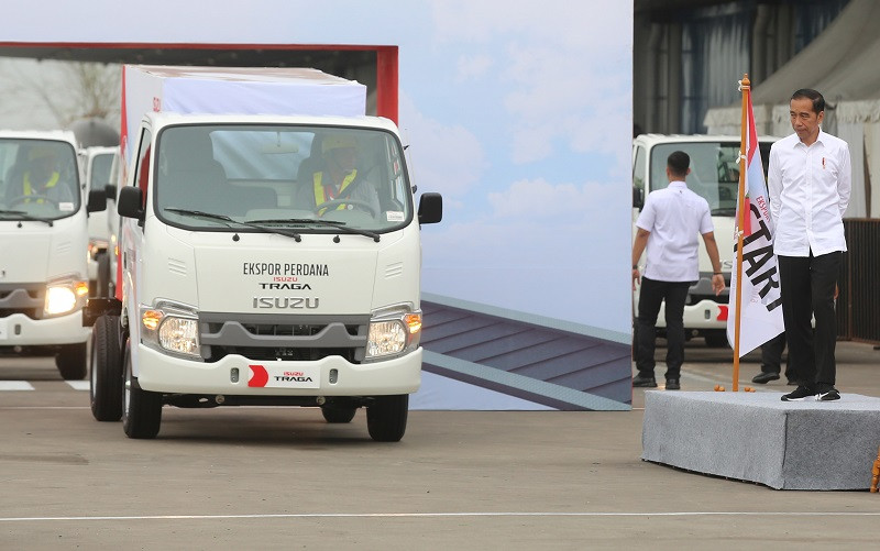 Presiden Joko Widodo saat melepas 120 unit Isuzu Traga untuk diekspor ke Filipina, Kamis, 12 Desember 2019. MI/Ramdani.