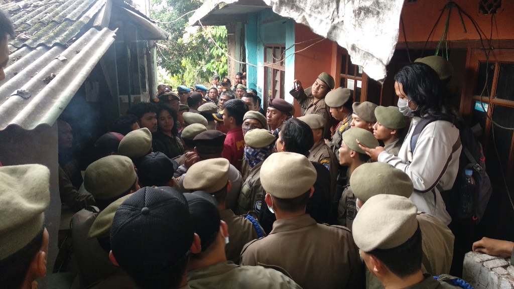 Proses eksekusi lahan di RW 11, Kelurahan Tamansari, Kota Bandung. (Foto: Medcom.id/Roni)