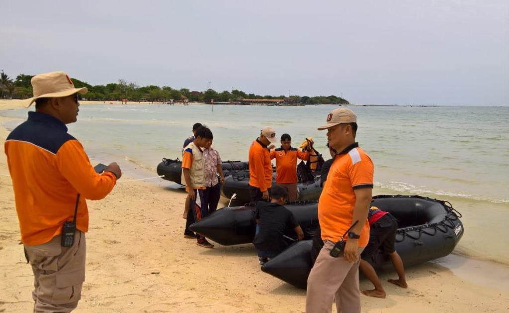 BPBD Kabupaten Jepara, Jawa Tengah, memeriksa kesiapan perahu karet menghadapi puncak musim hujan. (Foto: Medcom.id/Rhobi Sani)